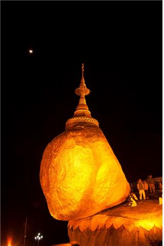 멀리 달이 비추어주는 밤의 황금바위. ©조용경