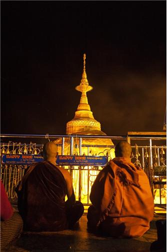 황금바위 앞에 좌정하고 기도하는 스님들. ©조용경