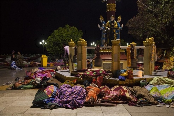 광장에서 담요 한 장으로 밤을 지내는 순례자들. ©조용경