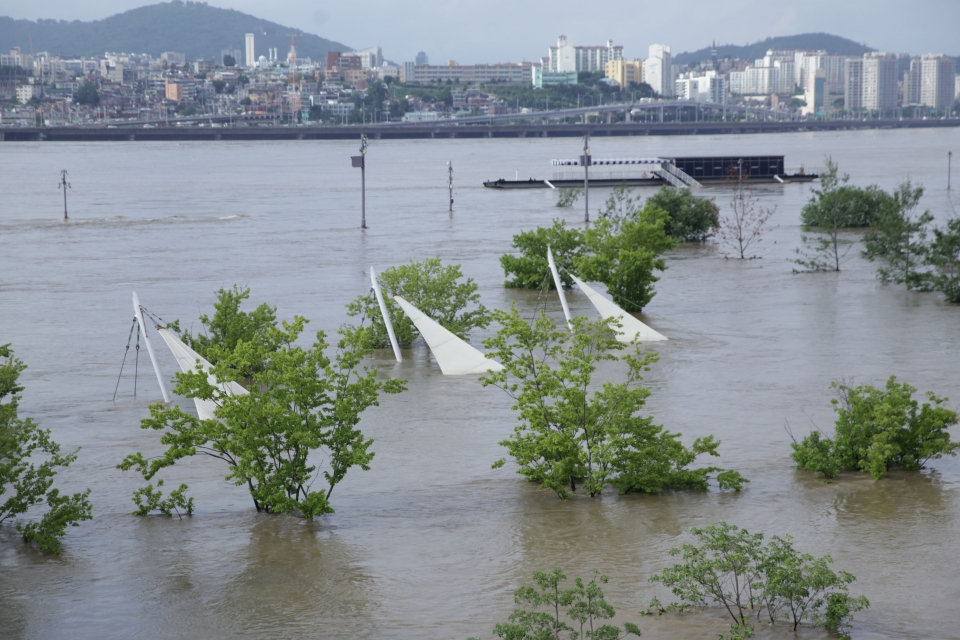 6일 오후 서울 서초구 잠수교는 이번 장마비로 한강 수위 상승으로 전면 통제 중이다. ⓒ홍수형 기자