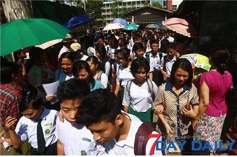 세딴 사메에쀄 시험을 마치고 나오는 미얀마 고등학생들. Ⓒ조용경
