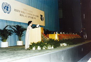 1995년 9월 5일 중국 베이징에서 열린 세계 여성회의에서 한국 대표로 기조 연설을 하는 김영삼 대통령 부인 손명순 여사. ⓒ국가기록원