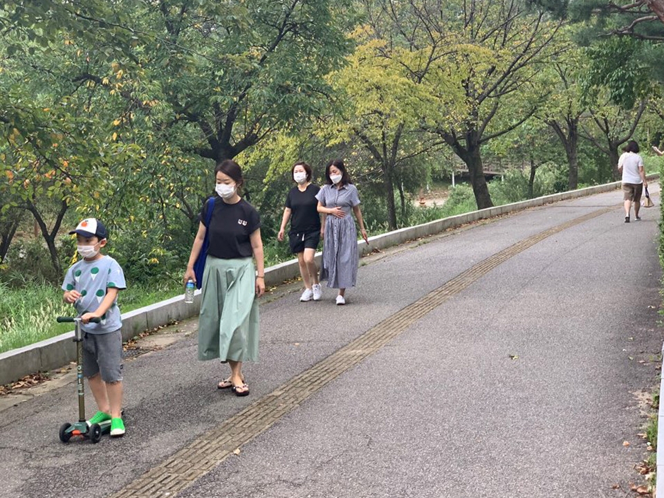3일 오후 경기도 성남시 한 공원에서 시민들은 태풍 9호 '마이삭'이 지나간 후 산책을 즐기러 나왔다. ⓒ홍수형 기자