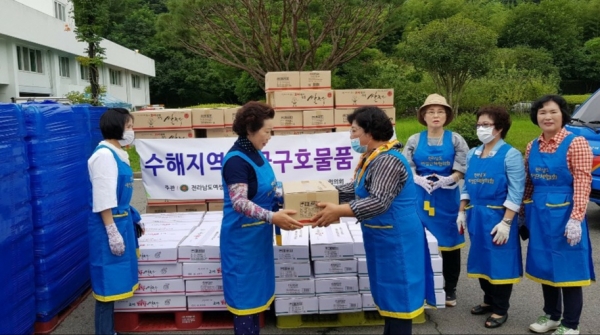 전남여성단체협의회 임원들이 나주, 담양, 곡성, 구례 등 전남 4개 시·군에 물품을 나눠주고있다.