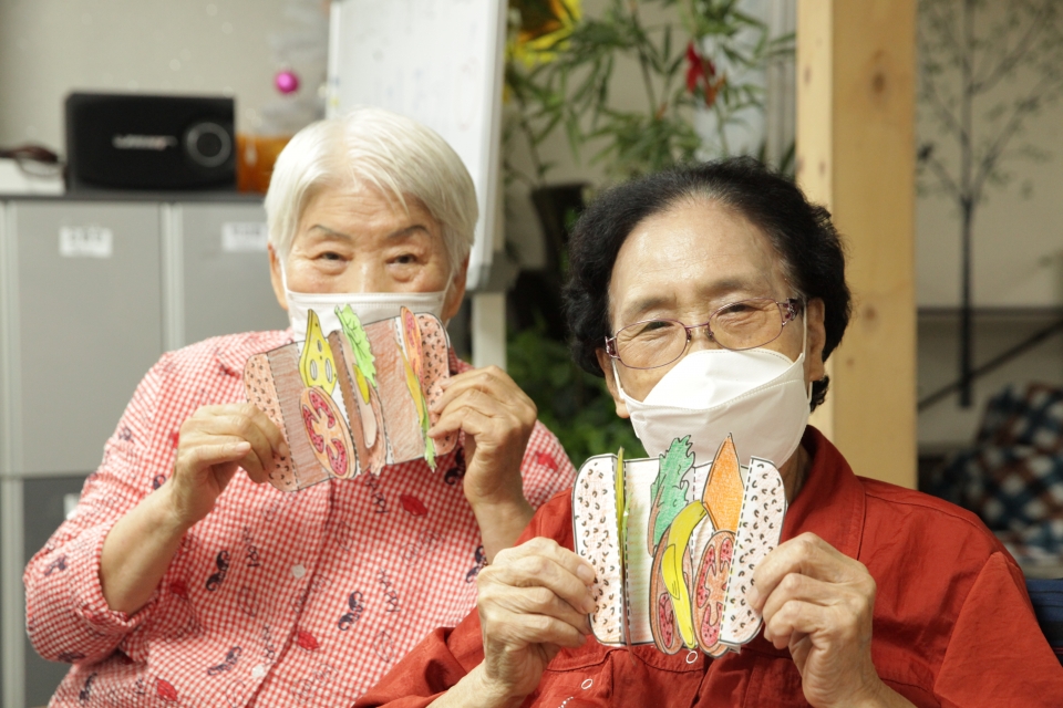 16일 오후 서울 양천구 연세데이케어센터에서 다가오는 21일 치매 극복의 날 앞두고 어르신들과 함께 치매 예방 프로젝트 '햄버거 만들기'를 했다. ⓒ홍수형 기자