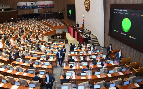 24일 국회 본회의에서 '기후위기 비상 대응 촉구 결의안'이 통과되고 있다. (공동취재사진)