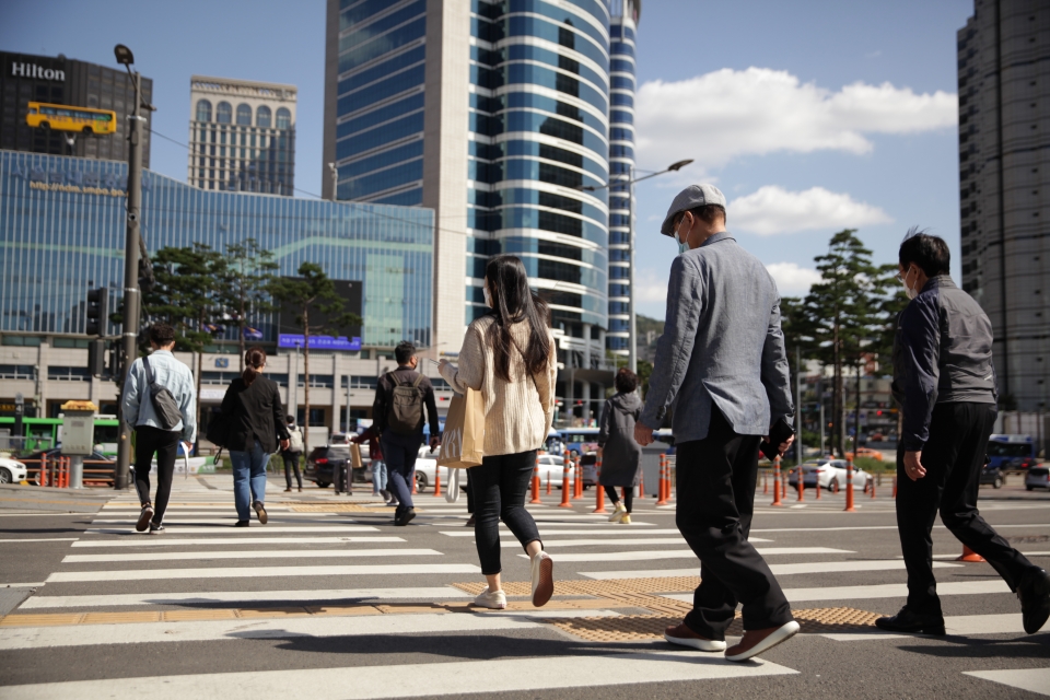 5일 오후 서울 중구 한 신호거리에서 시민들은 추석 이후 추워진 날씨에 발걸음을 빠르게 옮기고 있다. ⓒ홍수형 기자