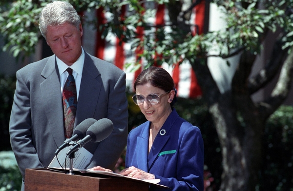 긴즈버그 대법관이 1993년 자신을 새 대법관으로 지명한 빌 클린턴 당시 미국 대통령과 함께  백악관에서 소감을 발표하는 모습. ⓒ워싱턴국립공문서관