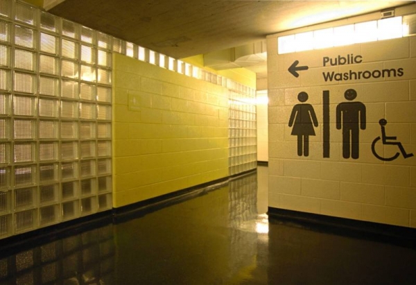 경남에서 현직 교사 2명이 학교 여자 화장실에 불법 촬영을 한 혐의로 경찰에 붙잡혔다. ⓒ픽사베이