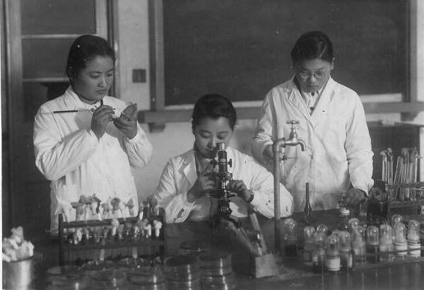 1940년대 경성여의전 실험실 모습.
