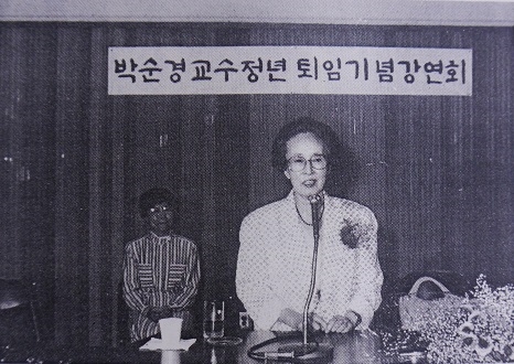 1988년 이화여자대학교에서 은퇴 기념 강연을 하는 박순경 선생.  ©여성신문