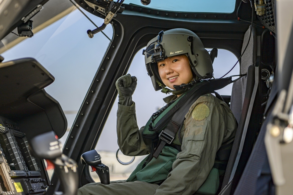 해병대 첫 여군 헬기 조종사인 조상아 대위가 해병대 1사단 제1항공대대 마린온 앞에 섰다. ⓒ해병대사령부