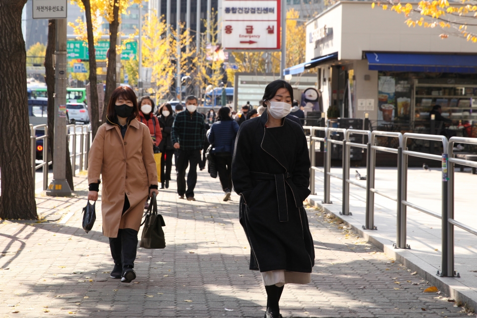 9일 오후 서울 서대문 한거리에서 시민들은 추위를 피하기 위해 발걸음을 옮기고 있다. ⓒ홍수형 기자