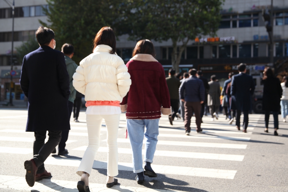 10일 오후 서울 서초구 한 거리에서 시민들은 추워진 날씨에 발걸음을 빠르게 옮기고 있다. ⓒ홍수형 기자