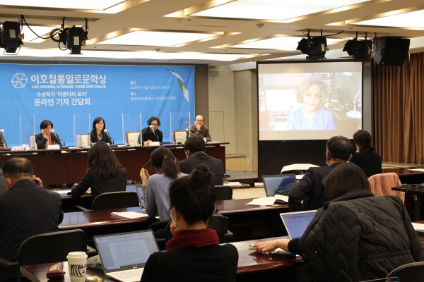 제4회 이호철통일로문학상을 수상한 로이가 10일 서울 중구 프레스센터에서 온라인 기자간담회를 열었다. ⓒ은평구 제공