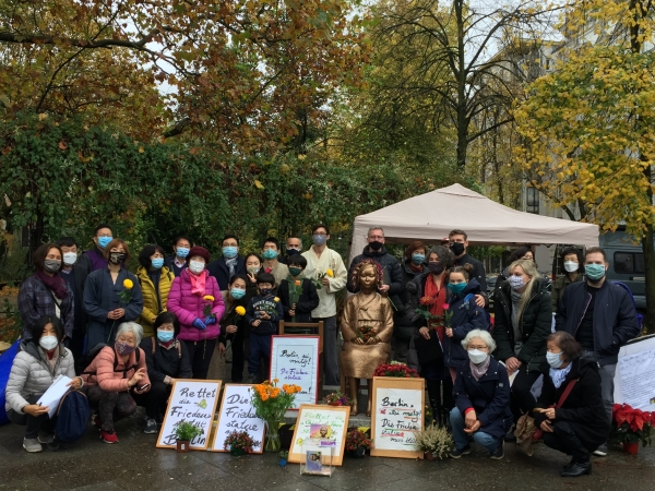 베를린 소녀상을 지키기 위해 지난 10월 31일(현지시각) 미테구 평화의 소녀상 앞에 모인 코리아협의회 회원들과 베를린 시민들.