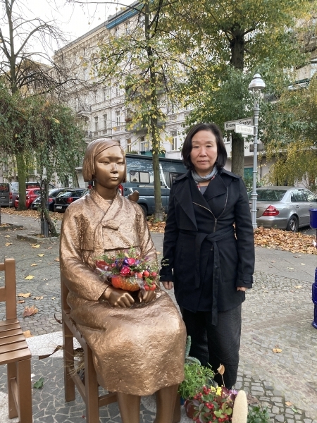 한정화 코리아협의회 대표가 베를린 미테구에 설치된 평화의소녀상 앞에서 포즈를 취하고 있다.