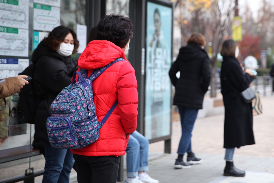 20일 오후 서울 여의도에 위치한 한 버스 정류장에서 시민들은 추위에 떨며 버스를 기다리고 있다. ⓒ홍수형 기자