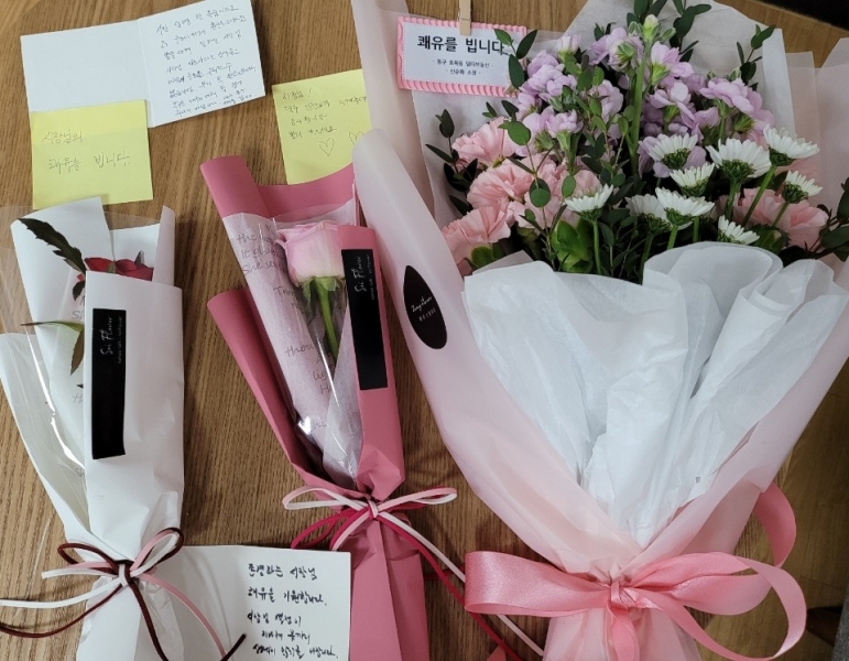 대구 시민들이 권영진시장의 건강회복을 기원하며 보낸 손편지와 꽃.