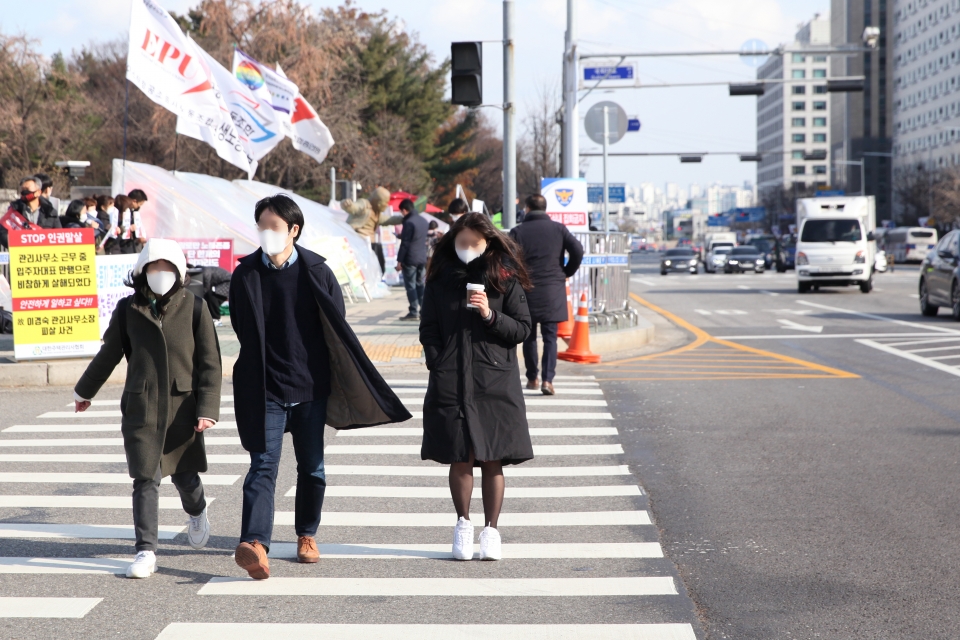 27일 오전 서울 여의도 한 사거리에서 시민들은 추위에 떨며 발걸음을 빠르게 옮기고 있다. ⓒ홍수형 기자