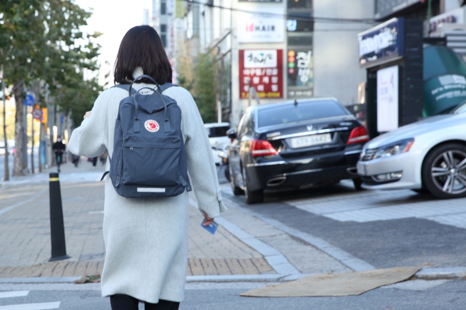 30일 오후 서울 강남구 한 거리에서 가방을 맨 여성이 학원가를 걷고 있다. ⓒ홍수형 기자