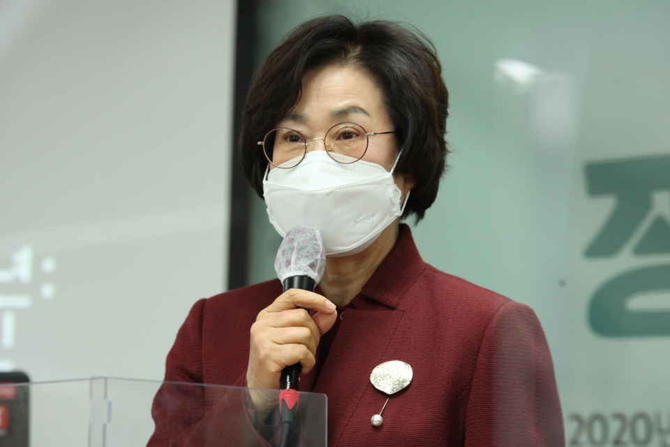 3일 오전 서울 여의도 KMA 여의도센터에서 한국여성의정과 한국여성정책연구원이 '정치관계법 개정 토론회'를 열고 김상희 국회 부의장은 축사 발언을 하고 있다. ⓒ홍수형 기자