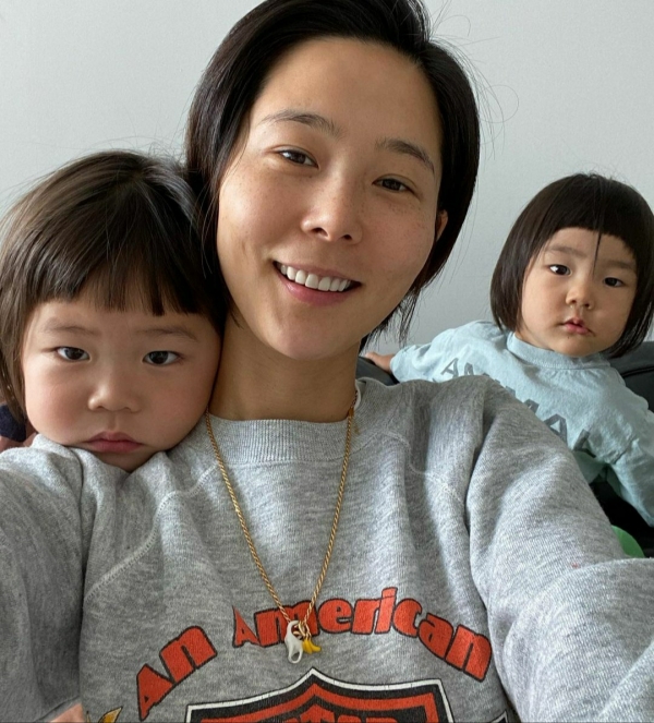 방송인 김나영이 한부모 여성자영업자를 위해 5000만원을 기부했다. 사진은 김나영과 두 아들의 모습이다. ⓒ김나영 SNS