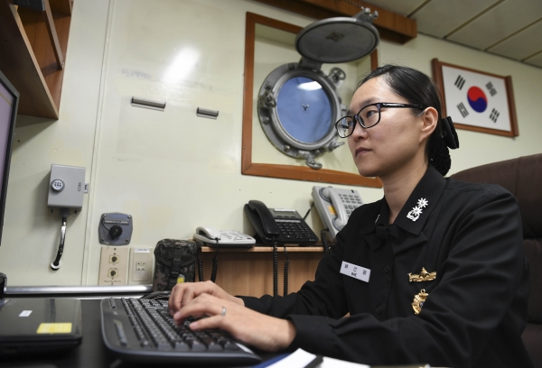 2,600톤급 기뢰부설함 원산함장 배선영 중령이 함장실에서 업무를 보고 있다. ⓒ해군