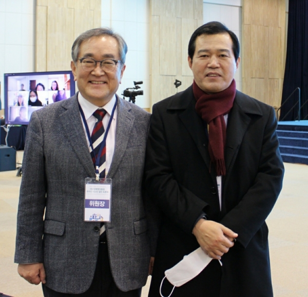 대구경북행정통합공론화위원회 공동위원장 김태일위원장(왼쪽)과 하혜수위원장(오른쪽)