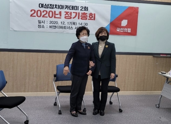 (왼쪽부터) 김정돌 비상대책위원회 회장, 최미영 신임 회장.