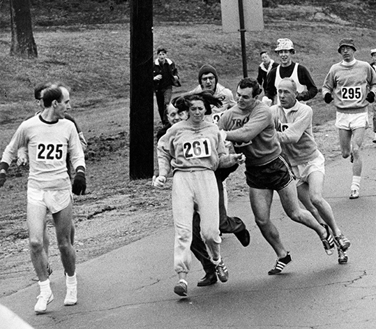 1967년 4월 19일 보스턴마라톤대회에 여성으로는 처음 출전한 캐서린 스위처(261번)가 레이스 도중 마라톤 조직위원회 감독관의 제지를 받자 연인과 코치 등이 말리고 있다. ⓒ보스턴글로브 자료