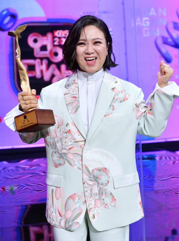 개그우먼 김숙이 24일 여의도 KBS 신관 공개홀에서 무관중으로 열린 '2020 KBS 연예대상'에서 대상을 받았다. ⓒKBS