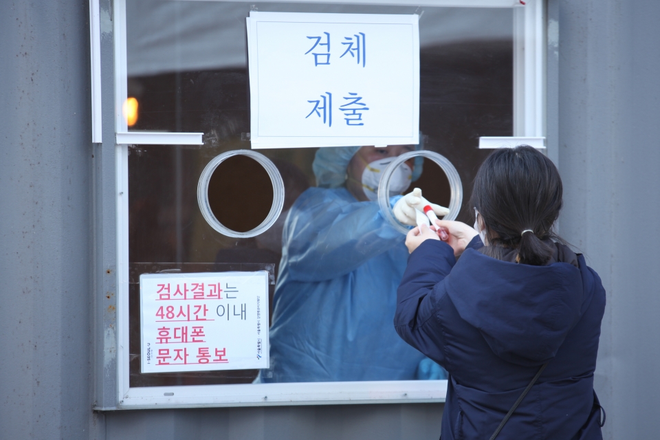 21일 오후 서울 중구 서울특별시청 광장에 설치된 선별진료소에서 시민들은 코로나19 검사 검체를 제출하고 있다. ⓒ홍수형 기자