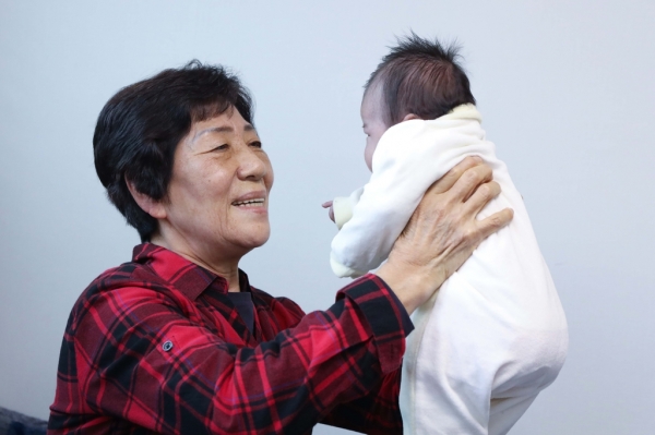‘LG 의인상’ 수상자로 선정된 전옥례씨가 양육을 위탁받은 아이를 돌보고 있다. 사진=LG복지재단 제공