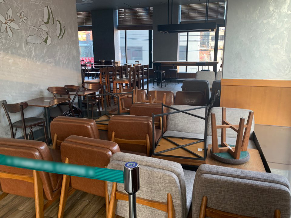 4일 오전 서울 서대문구에 위치한 한 대형 카페는 사회적거리두기 2.5단계가 오는 17일까지 연장되어 좌석 이용을 금지하고 포장과 배달만 허용했다. ⓒ홍수형 기자