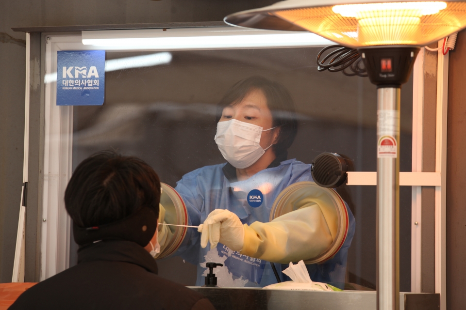 4일 오후 서울 중구 서울시청 설치된 선별진료소에서 한 시민은 코로나19 검사를 받고 있다. ⓒ홍수형 기자