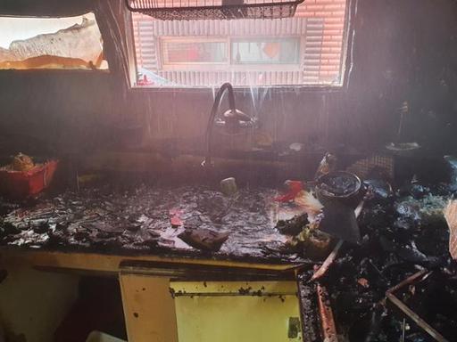 지난 14일 오전 11시16분께 인천시 미추홀구의 한 빌라 건물 2층에서 불이나 A군과 동생 B군이 중상을 입었다. 사고는 어머니가 집을 비운 사이 형제가 단둘이 라면을 끓여먹으려다 발생한 것으로 조사됐다. ⓒ인천소방본부