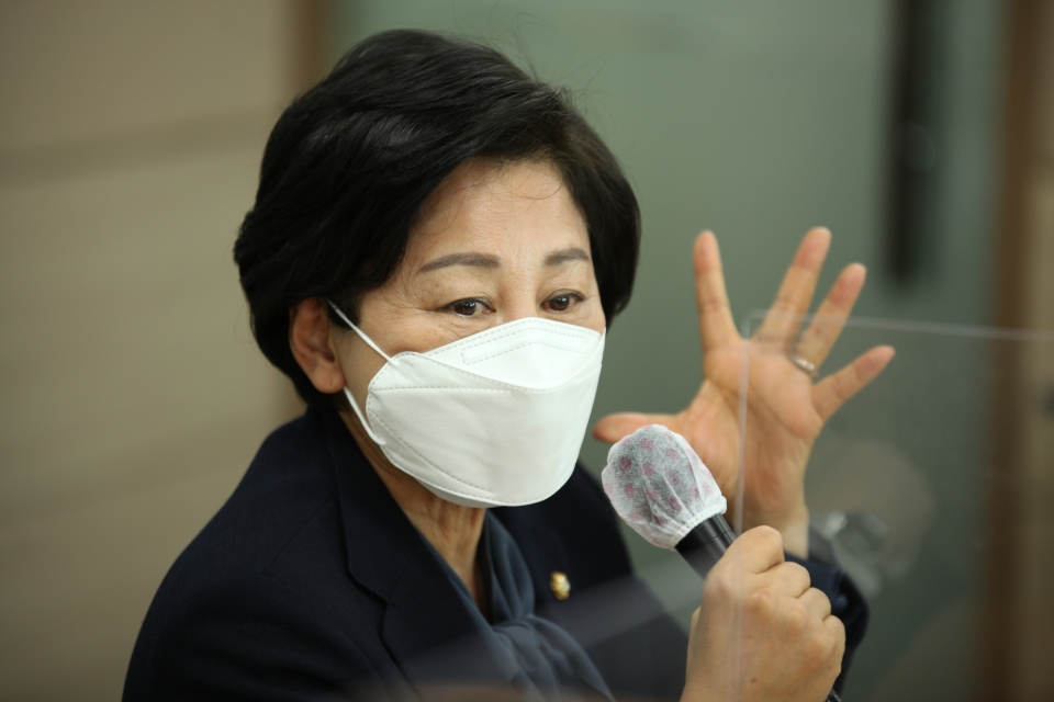 3일 오전 서울 여의도 KMA 여의도센터에서 한국여성의정과 한국여성정책연구원이 '정치관계법 개정 토론회'를 열고 남인순 더불어민주당 의원은 발언을 하고 있다. ⓒ홍수형 기자