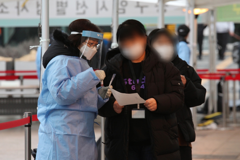 15일 오후 서울 중구 서울시청 앞 선별진료소에서 시민들은 코로나19 검사를 받고 있다. ⓒ홍수형 기자