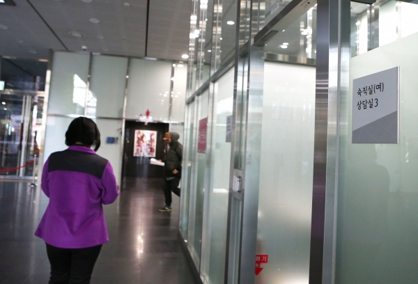 12일 서울시청 1층 로비에 마련된 여성 숙직실 앞을 직원들이 지나가고 있다. ⓒ이정실 여성신문 사진기자