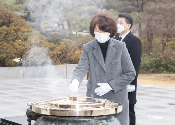 한정애 신임 환경부 장관이 22일 서울 동작구 국립서울현충원을 참배하고 있다. ⓒ환경부
