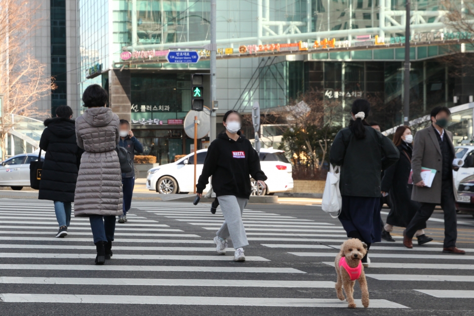 25일 오후 서울 서초구 한 사거리에서 시민들은 발걸음을 옮기고 있다. ⓒ홍수형 기자