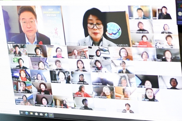 홍순임 경북여성단체협의회장과 임원 , 23개시군 여성단체회장들이 영상회의에 참여하고있다. ⓒ경상북도