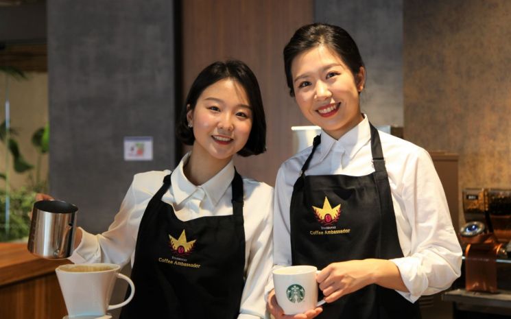 스타벅스 코리아 17대 커피대사로 임명된 전주이(왼쪽), 김성은. ⓒ스타벅스 코리아