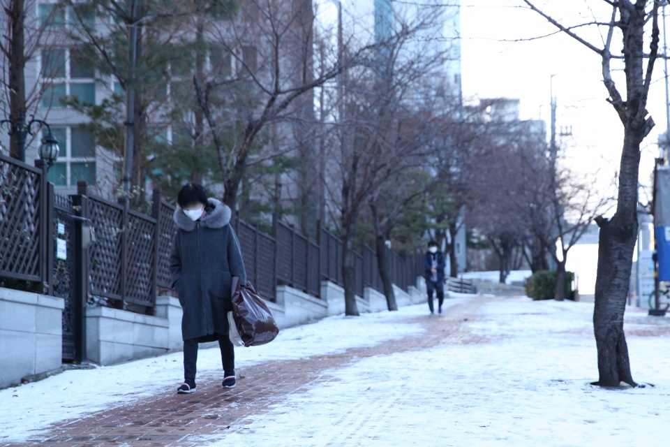 대설주의보와 강풍주의보가 발효된 28일 서울 중구 한 거리에서 시민들은 눈을 피해 걷고 있다. ⓒ홍수형 기자