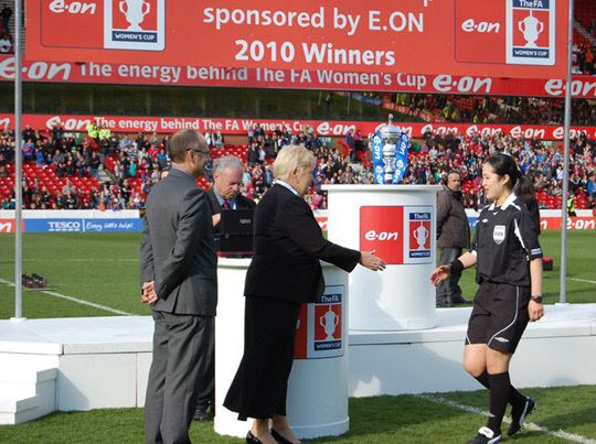 2010년 영국 여자축구 FA컵 결승에 나선 홍은아 주심.  ⓒ대한축구협회