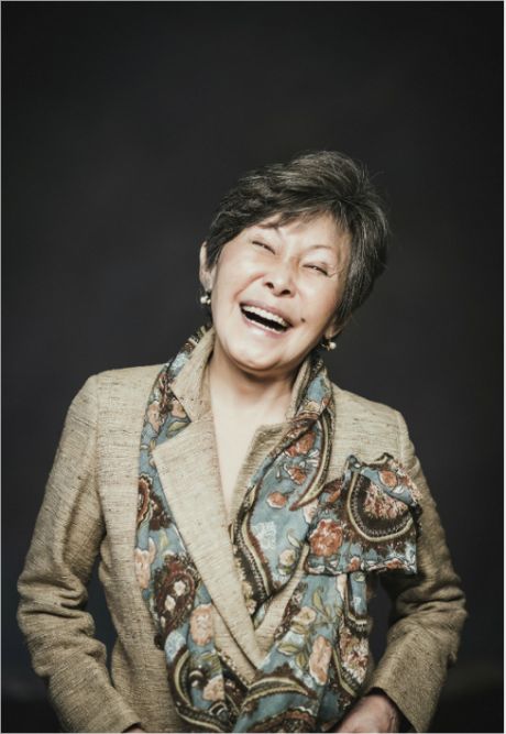 데뷔 70주년을 맞은 가수 겸 뮤지컬배우 윤복희(74)가 창작뮤지컬 ‘하모니’ 무대에 오른다. ⓒ아트리버 제공