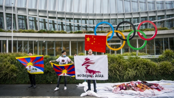 유럽 티베트 청년회 활동가들이 스위스 로잔 국제올림픽위원회(IOC) 본부 앞에서 2022 베이징 동계 올림픽에 반대하는 시위를 하고 있다. ⓒ베이징 동계 올림픽 보이콧 시위