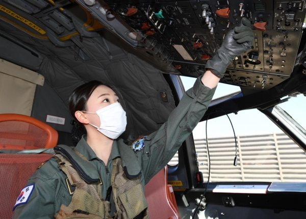 군 첫 여군 기관조작사인 김선율 하사가 P-3해상초계기 조종석에서 점검하고 있다. ⓒ해군 6항공전단