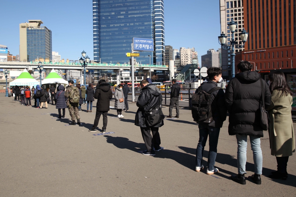 8일 오후 서울 중구 서울역에 마련된 선별진료소에서 검사 받기 위해 시민들이 긴줄을 서 있다. ⓒ홍수형 기자